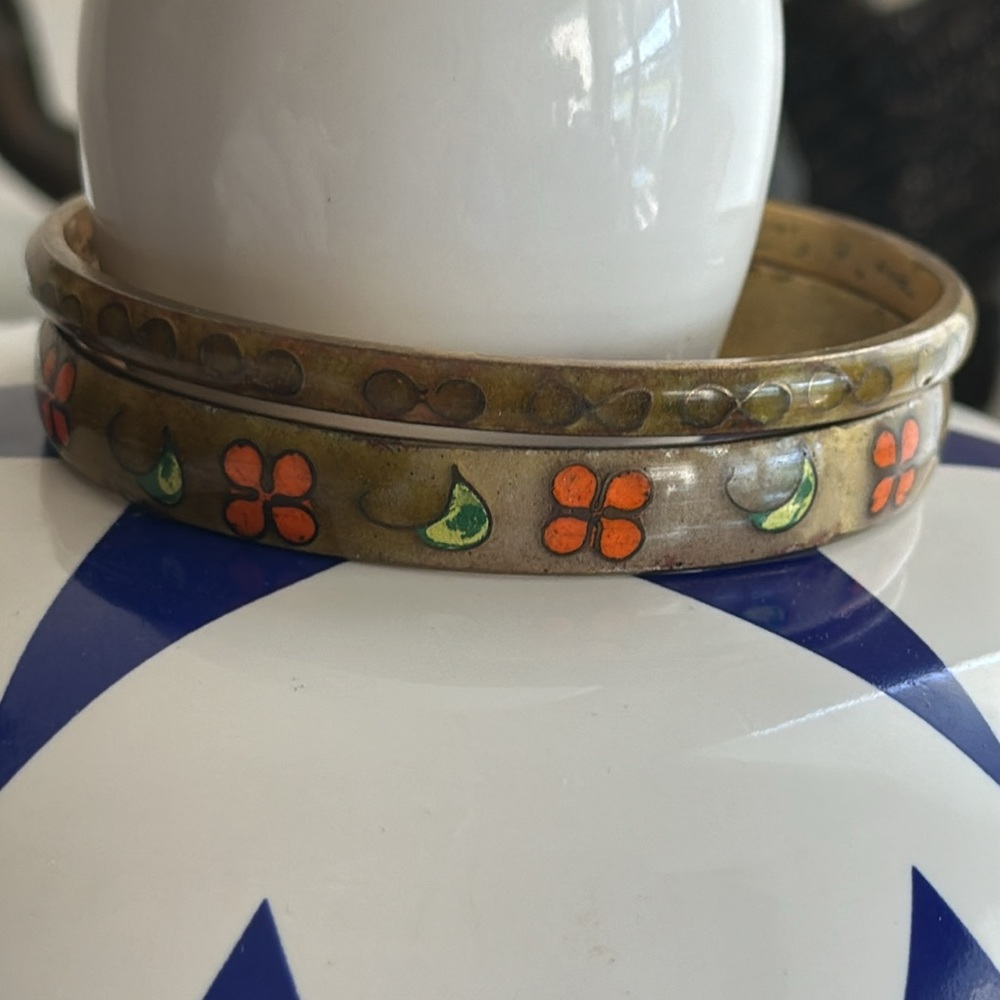 Pair if beautiful vintage bangle bracelets brass and enamel orange and green - Picture 9 of 14